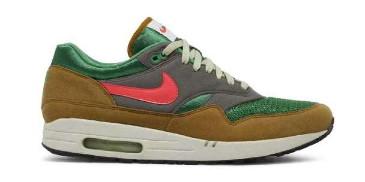 For the first time, Nike revisits a classic color scheme on this model: a nostalgic step back into the classics!