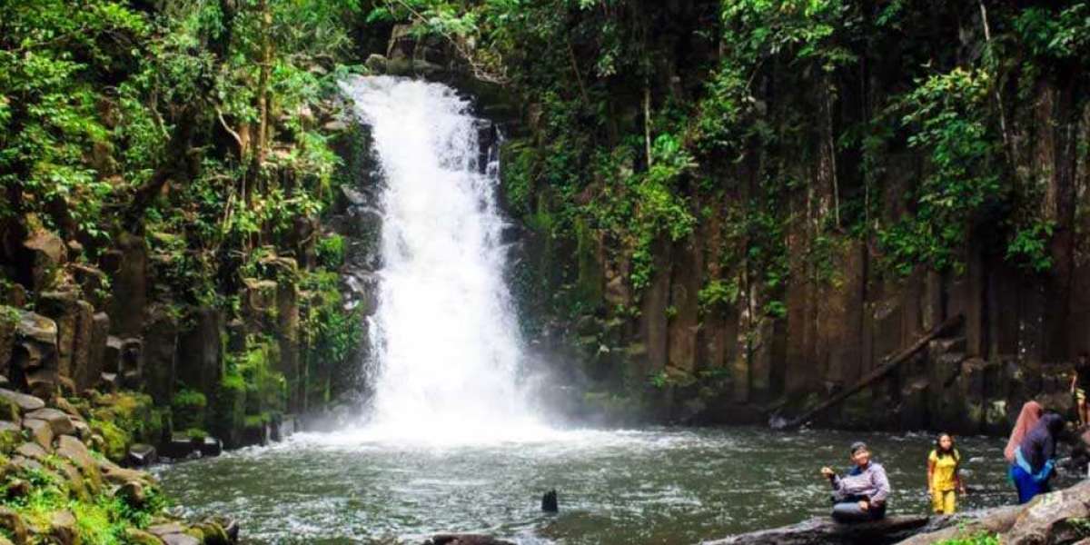 Menikmati Keindahan Air Terjun Batu Betiang