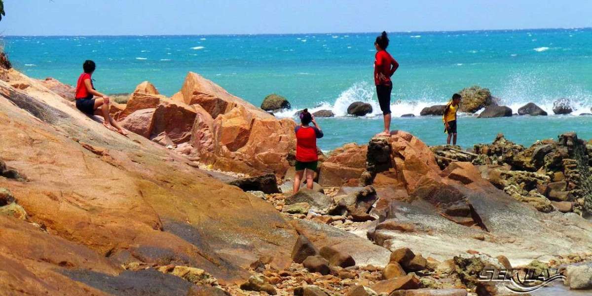 Mengunjungi Pantai Sekilak, Batam: Pesona Alam yang Menawan